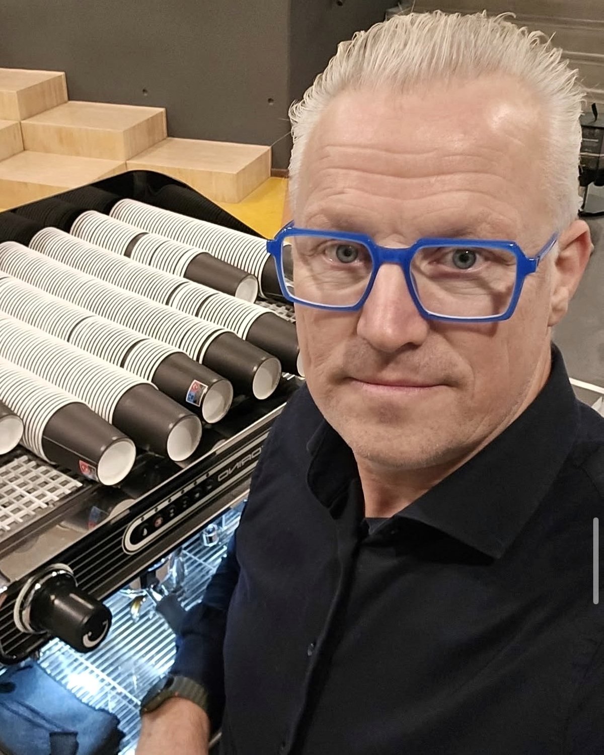 Jeroen van Engelen achter zijn espressomachine