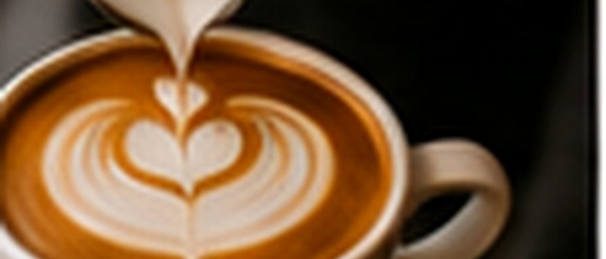 Latte art in een cappuccino, van bovenaf